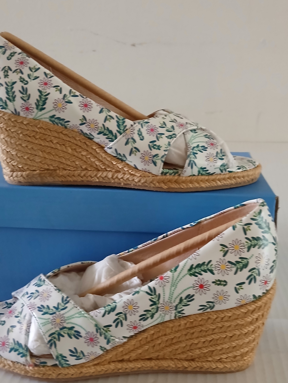 Women's Floral Espadrille Wedge Sandals - White Multicolor New $35 - Picture 2 of 8